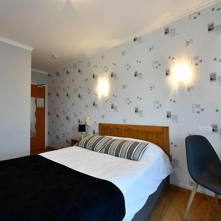Hotel Logis Chez Germaine Geüs-d'Oloron Esterno foto