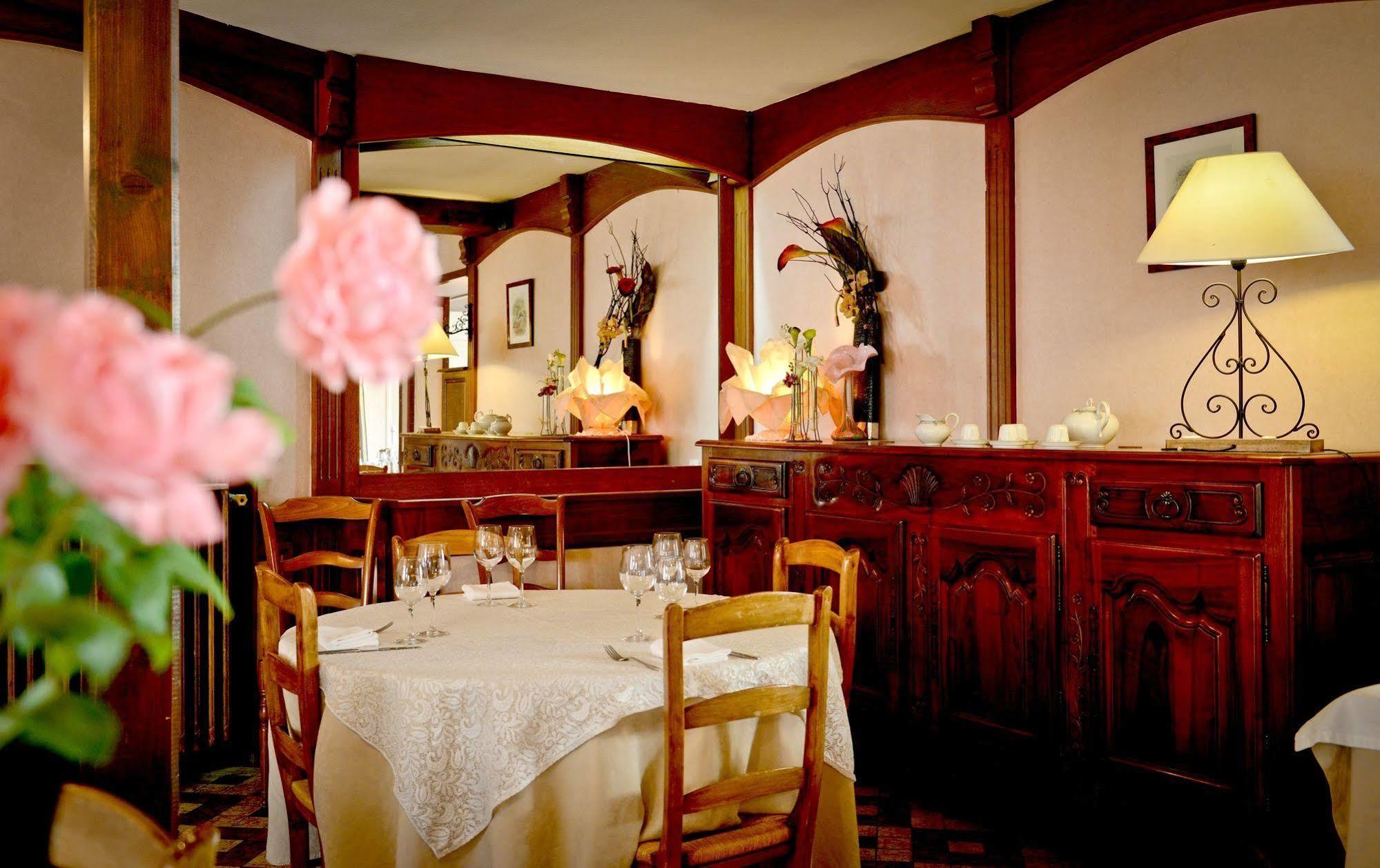 Hotel Logis Chez Germaine Geüs-d'Oloron Esterno foto